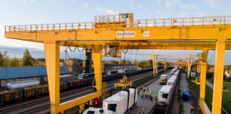 Впервые в странах Балтии полуприцепы перевозились по железной дороге