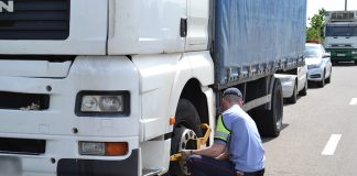 Как ГАИ контролирует стоянку большегрузов