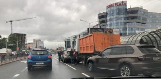 Груженый песком МАЗ, собрал «паровоз» из 5 машин на пр. Дзержинского в Минске