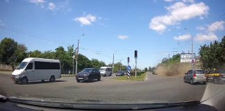 В Гродно во время движения «уронили» бульдозер БАТ-М