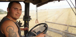 Водитель комбайна о своей профессии. Как комбайнеры убирают хлеб?