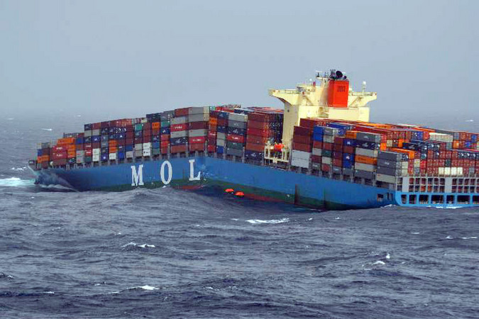 Сколько контейнеров теряют суда в море ежегодно? 1