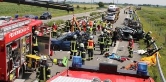 В Германии белорусский дальнобойщик на автовозе устроил серьезное ДТП