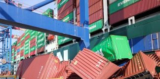 Семь контейнеров упали с судна Evergreen в тайваньском порту Тайбэй