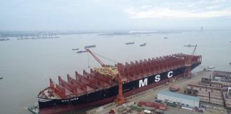 Китайская верфь спустила на воду самые большие в мире контейнеровозы