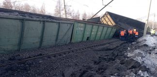 Товарный поезд с 22 вагонами сошел с рельсов на востоке России