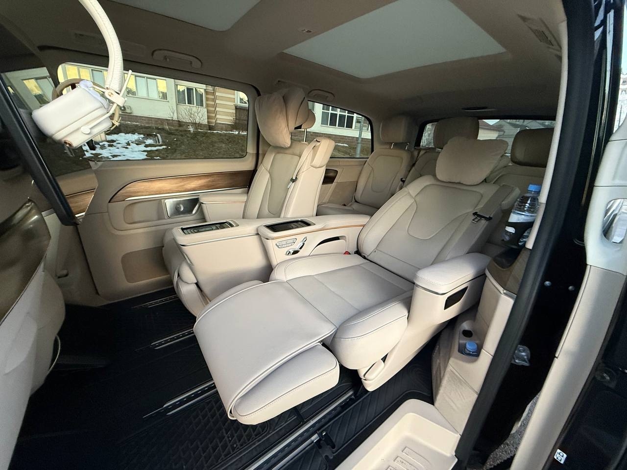 Трансфер на премиум-минивэне Mercedes-Benz V-Class по Минску и Беларуси 1