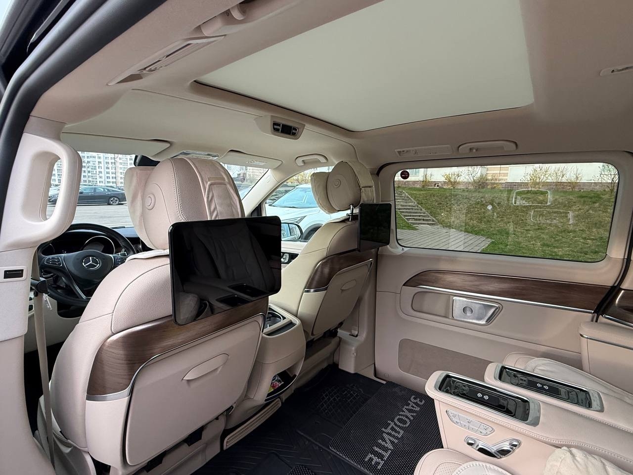 Трансфер на премиум-минивэне Mercedes-Benz V-Class по Минску и Беларуси 5